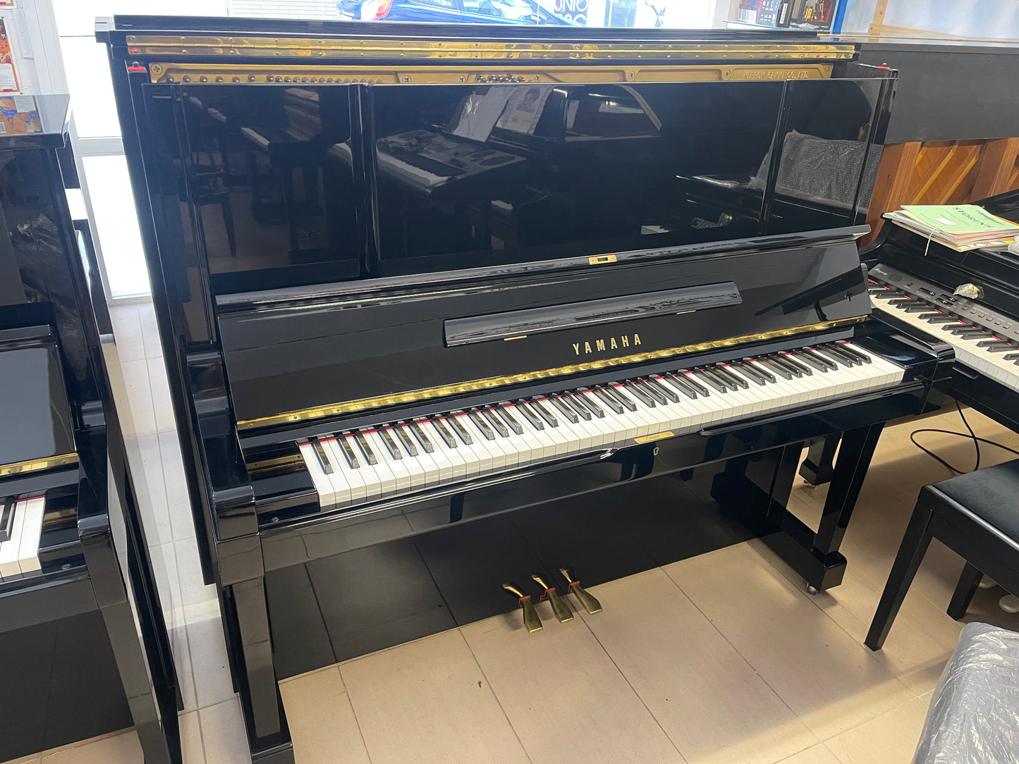 Yamaha UX3 - Piano Vertical Premium Negro ( 131cm )