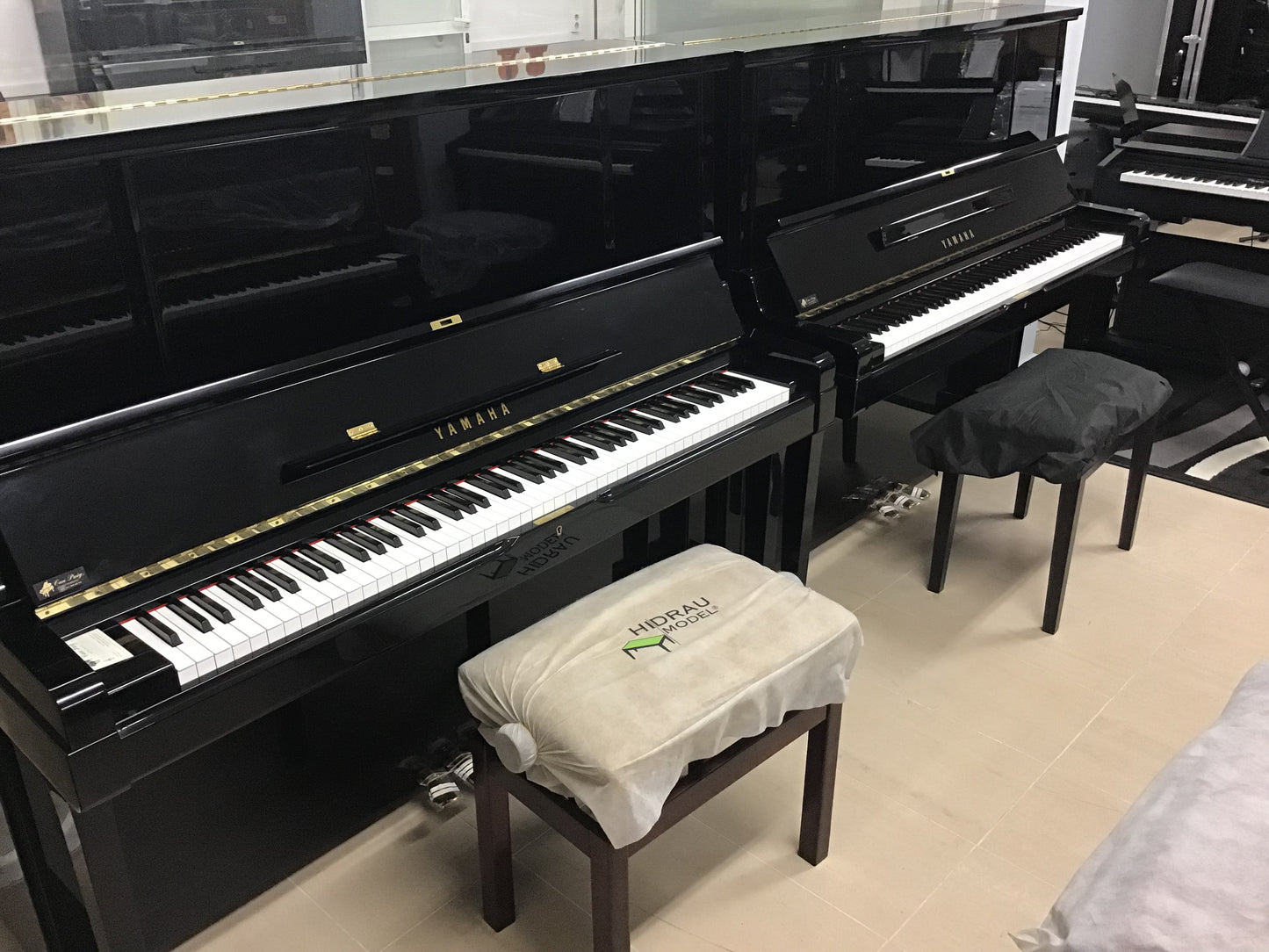 Yamaha UX3 - Piano Vertical Premium Negro ( 131cm )